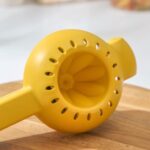 MANUAL SQUEEZE AND TWIST HAND JUICER